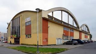 Hangár uprostřed sídliště je památkou na bývalé letiště v Ostravě - Deník.cz