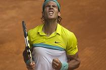 Nejlepší hráč světa Rafael Nadal udolal po čtyřech hodinách v semifinále turnaje v Madridu Srba Novaka Djokoviče. 