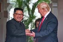 Kim Čong-un a Donald Trump na historickém summitu v Singapuru.