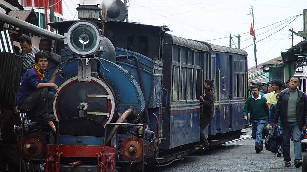 Unikátní na vláčku, který jezdí v pohoří Nilgiri je i to, že lokomotiva je stará více než padesát let a ta nejstarší je stará osmdesát let.