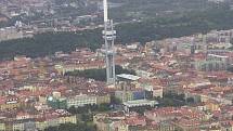 Žižkovská televizní věž a město Praha, letecký snímek, 4.9. 2002.