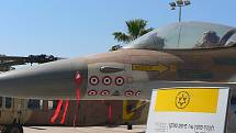 Přední část letounu F-16A s trojúhelníkovým značením operace