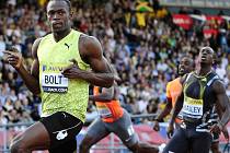 Jamajský sprinter Usain Bolt (vlevo) probíhá vítězně cílem na mítinku v Londýně.