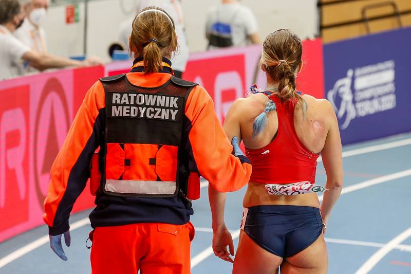 Marcela Pírková vybojovala postup do semifinále šedesátky, ale po pádu za cílem se zranila.