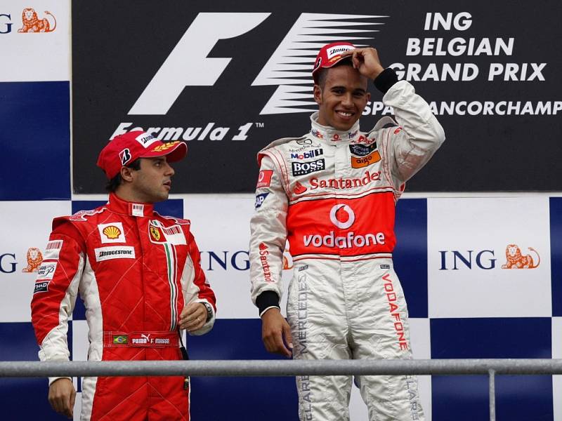 Z vítězství ve VC Belgie se nejprve radoval Lewis Hamilton, po jeho penalizaci se ale posunul na první místo Felipe Massa.