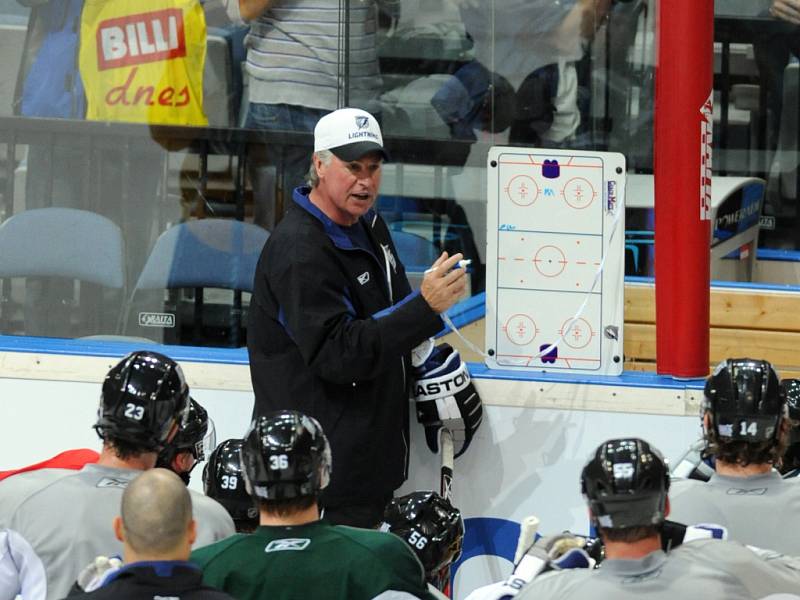 Trenér Tampy Barry Melrose při tréninku před zahájením sezony NHL v Praze.