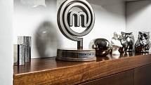 V obývacím pokoji máme vystavenou dřevěnou trofej MasterChef.