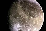 Měsíc Jupiteru Ganymedes je největším měsícem ve sluneční soustavě. Vědci předpokládají, že se na něm nachází více vody, než ve všech oceánech na Zemi. Nyní získali první důkazy o vodní páře v atmosféře tohoto měsíce. Snímek pořídila sonda Galileo.