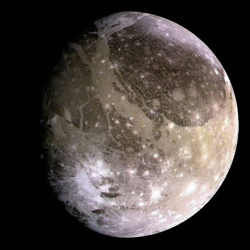 Měsíc Jupiteru Ganymedes je největším měsícem ve sluneční soustavě. Vědci předpokládají, že se na něm nachází více vody, než ve všech oceánech na Zemi. Nyní získali první důkazy o vodní páře v atmosféře tohoto měsíce. Snímek pořídila sonda Galileo.