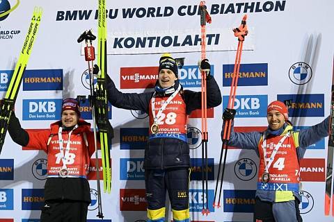 Na snímku zleva Niklas Hartweg ze Švýcarska, Martin Ponsiluoma ze Švédska a David Zobel z Německa ve Finsku 29. listopadu 2022.