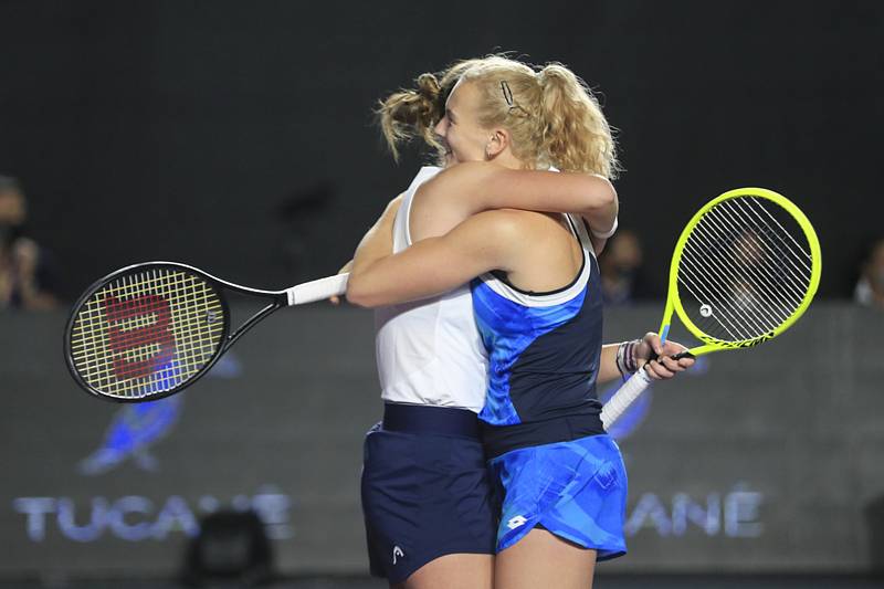 Tenistky Barbora Krejčíková s Kateřinou Siniakovou (zleva) se staly prvními ryze českými vítězkami čtyřhry na Turnaji mistryň.