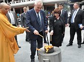 V chrámu Ťing-an prezident zapálil vonnou tyčinku a pokusil se rovněž vhodit minci do kovové třínožky na nádvoří chrámu.
