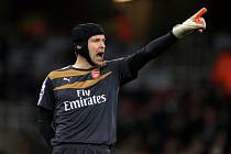 Brankář Arsenalu Petr Čech v derby proti Chelsea.