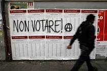 Volební plakáty v Římě přepsané anarchistickým nápisem "Nevolte!". Ilustrační foto