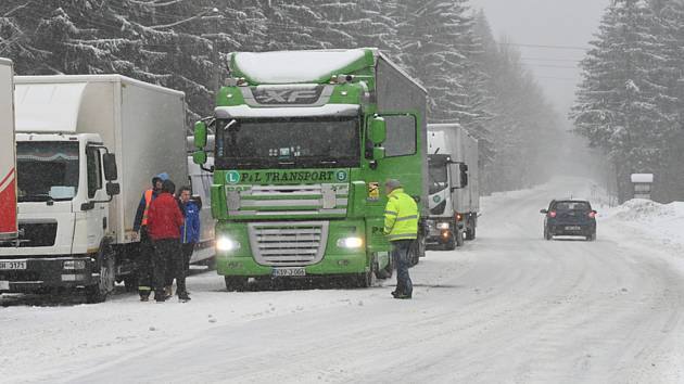 Sníh a vítr zkomplikovaly dopravu. Silnice na Harrachov se pro kamiony  uzavřela - Deník.cz