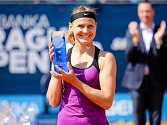 Dojatá Lucie Šafářová s trofejí pro vítězku turnaje v Praze.