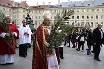  Kardinál a pražský arcibiskup Dominik Duka dnes požehná v bazilice sv. Jiří na Pražském hradě palmové ratolesti. 