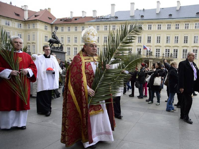  Kardinál a pražský arcibiskup Dominik Duka dnes požehná v bazilice sv. Jiří na Pražském hradě palmové ratolesti. 