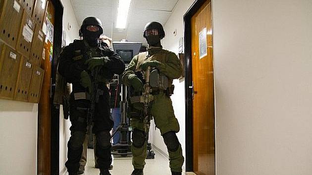 Do sídla České televize (ČT) v Praze vtrhla 11. března večer asi desetičlenná skupina ozbrojených příslušníků Vojenské policie.