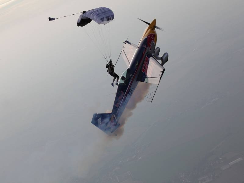 Akrobatický pilot Martin Šonka.