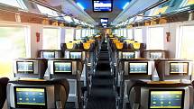 Ve velkoprostorovém voze Astra pro osmdesát cestujících jsou polohovatelné sedačky se zabudovanými LCD multimediálními obrazovkami, zásuvkami na 230 V a USB portem pro každé sedadlo.