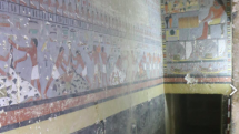 Zdobená předsíň v podzemí Chuwyho hrobky, pohled na východní a jižní stěnu.