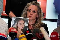 Matka unesené dívky Mii Schemové, Keren, na tiskové konferenci po zveřejnění videa s mladou Izraelkou.