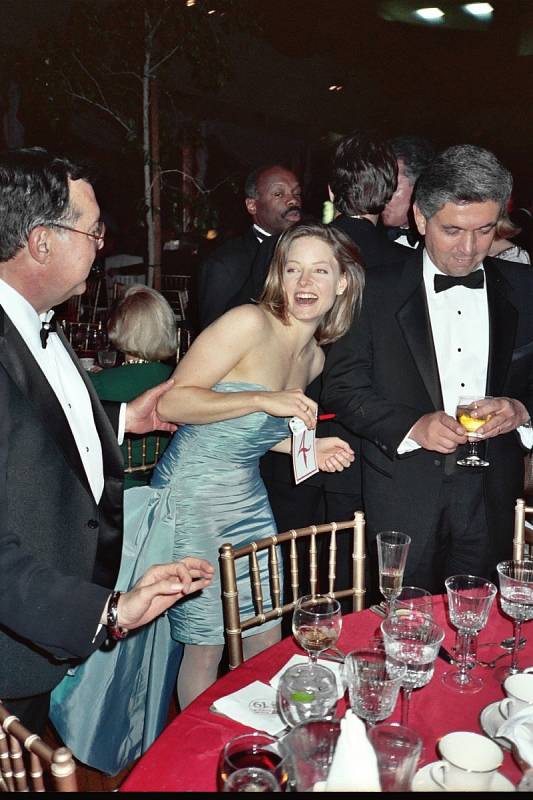 Jodie Fosterová při předávání Oscarů v roce 1989, osm let po pokusu o atentát na Reagana