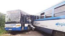 Na železničním přejezdu nedaleko obce Struhařov na Benešovsku se srazil vlak s autobusem