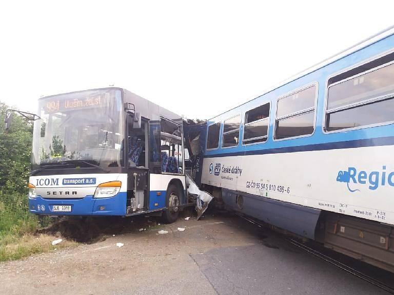 Na železničním přejezdu nedaleko obce Struhařov na Benešovsku se srazil vlak s autobusem