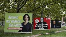 Billboardy propagující před německými parlamentními volbami kandidáty (zleva) Zelených, sociálních demokratů a konzervativní unie CDU/CSU v centru Berlína