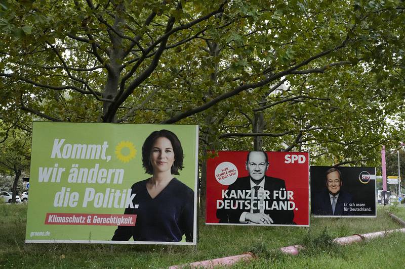 Billboardy propagující před německými parlamentními volbami kandidáty (zleva) Zelených, sociálních demokratů a konzervativní unie CDU/CSU v centru Berlína