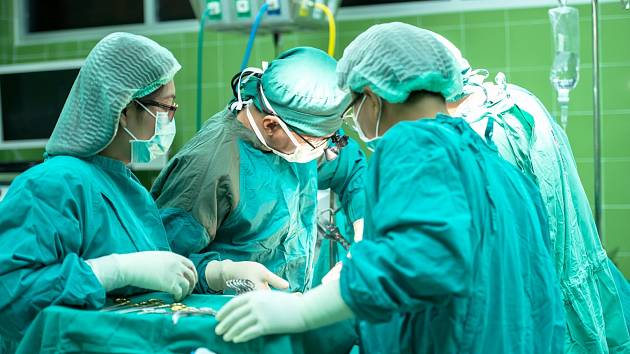 Smrt ženy na Vysočině kvůli banální operaci: kauza odložena, manžel bojuje dál
