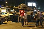 Tureckem zmítá od pátečního pozdního večera pokus o státní převrat, za nímž stojí část armády. 