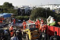 Francouzské úřady se rozhodly už dnes pomocí bagrů začít odklízet stany a další nuzné příbytky spolu s odpadky v rozsáhlém uprchlickém táboře v Calais. 