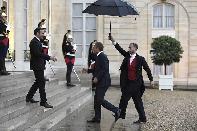 Emmanuel Macron (vlevo) vítá Donalda Tuska.
