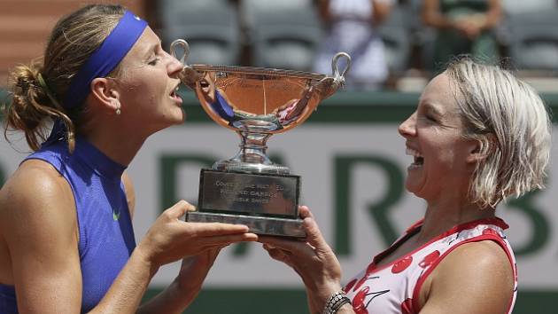 Lucie Šafářová (vlevo) a Bethanie Matteková-Sandsová vyhrály Roland Garros. 