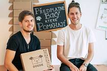 Mladí podnikatelé Matyáš Dřevo (vpravo) a Tomáš Pokorný provozují úspěšný start-up Dogsie. Online obchod nabízí pro psy i předplatné balíčků s překvapením.