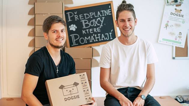 Mladí podnikatelé Matyáš Dřevo (vpravo) a Tomáš Pokorný provozují úspěšný start-up Dogsie. Online obchod nabízí pro psy i předplatné balíčků s překvapením.
