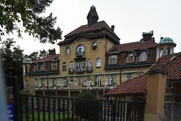 Areál bývalého sanatoria doktora Šimsy v Krči, kde dnes převážně působí Dětské centrum Fakultní Thomayerovy nemocnice. Na snímku hlavní budova.