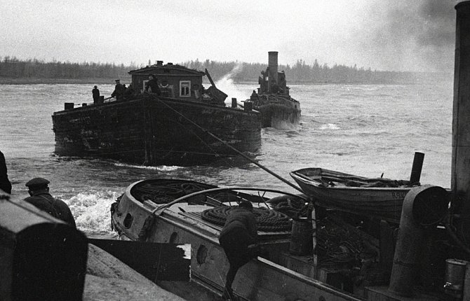 Remorkér vede člun přes Ladožské jezero, září 1942