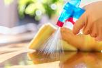 Na čištění většiny povrchů v domácnosti bohatě stačí směs vody a octa