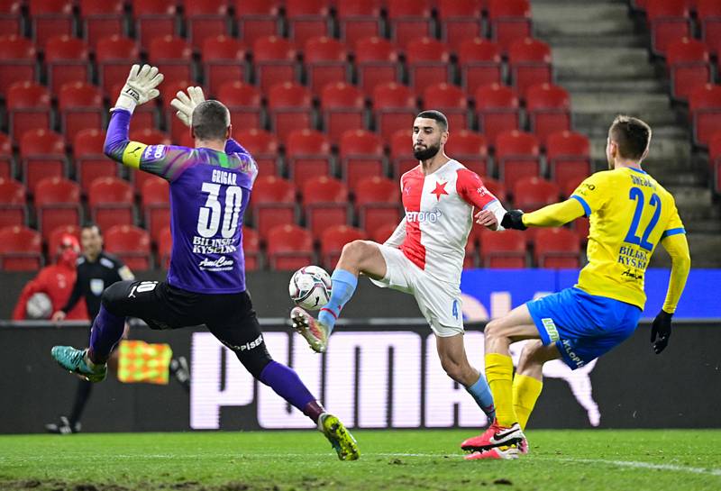 Aiham Ousou ze Slavie střílí gól brankáři Teplic Tomáši Grigarovi.