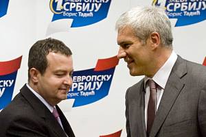 Předseda srbských socialistů Ivica Dačić (vlevo) a premiér Boris Tadić, stojící v čele proevropské koalice tří stran se dohodli na vytvoření společné vlády.