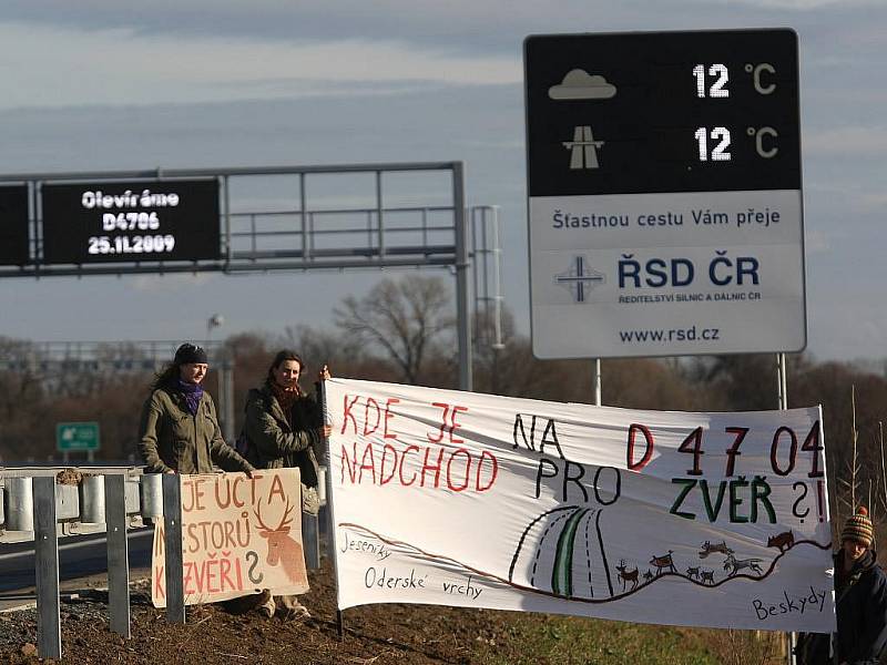 Slavnostním přestřižením pásky byl ve středu před polednem zprovozněn nový úsek dálnice mezi Bělotínem a Bílovcem. Ostrava se tak napojila na dálniční síť.