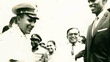 Gagarin na letišti Palaly na Srí Lance v roce 1961, kde ho vítá olympionik Nagalingam Ethirveerasingam