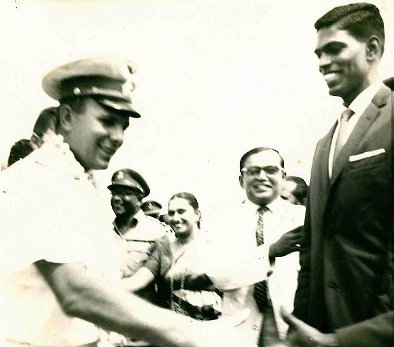 Gagarin na letišti Palaly na Srí Lance v roce 1961, kde ho vítá olympionik Nagalingam Ethirveerasingam