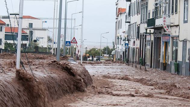 Ulice portugalského města Funchal na ostrově Madeira zaplavilo před deseti lety bahno. Ničilo domy a zabíjelo lidi