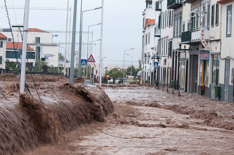 Ulice portugalského města Funchal na ostrově Madeira zaplavilo před deseti lety bahno. Ničilo domy a zabíjelo lidi