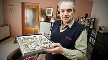 Pan František Zborník, který žije v Chlumci nad Cidlinou, má neobvyklou zálibu. Užívá si penzi, a tak má dost času věnovat se sbírání náramkových hodinek.